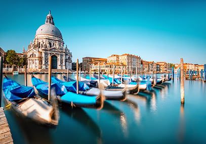 anta-Maria-della-Salute-basilica-with-gondolas-on-the-Grand-canal-in-Venice